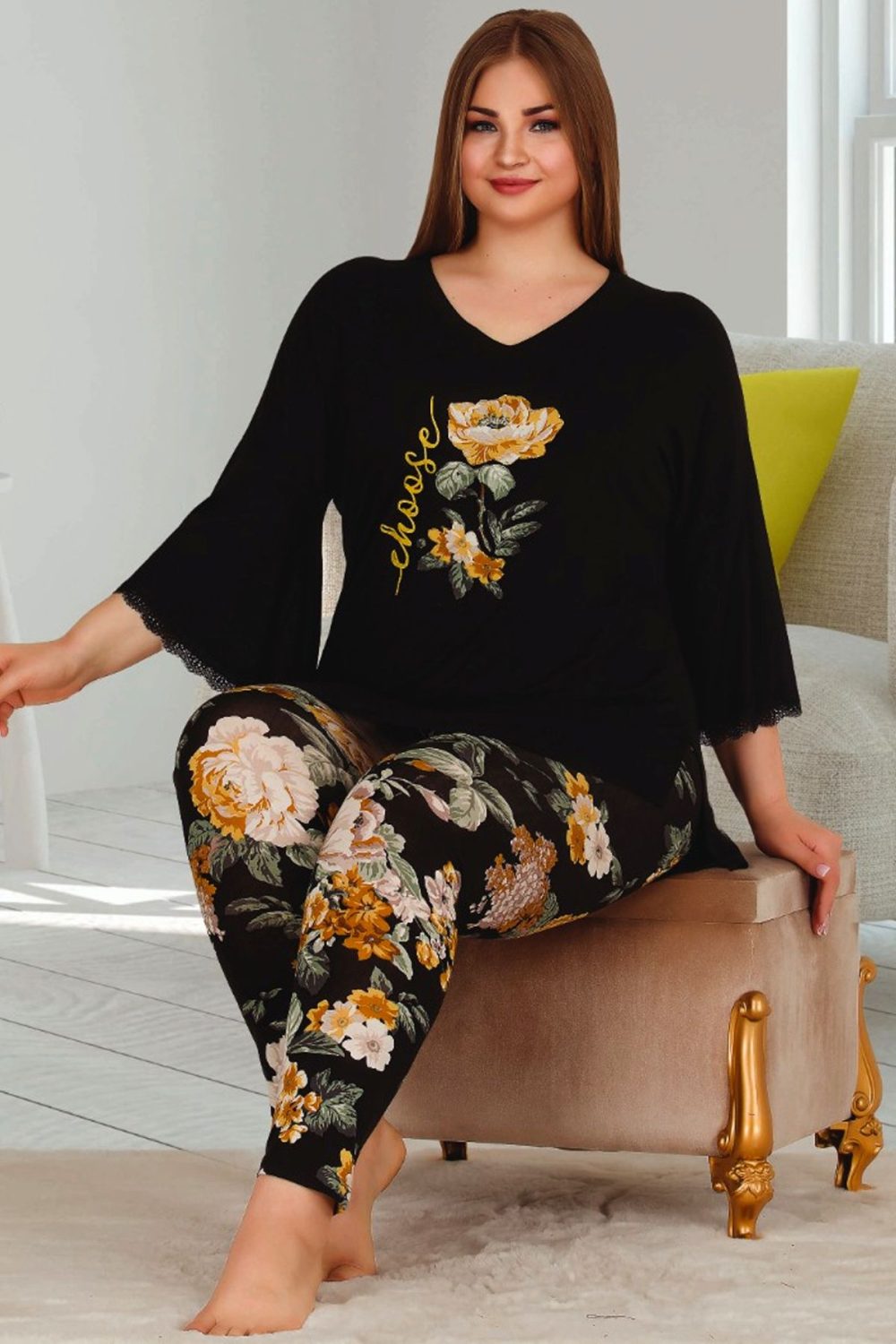 Gül Desenli Yumuşacık Kapri Pijama ve Düşük Kollu V Yaka Üst Viskon Kumaş Pijama Takımı 11335 - Görsel 2