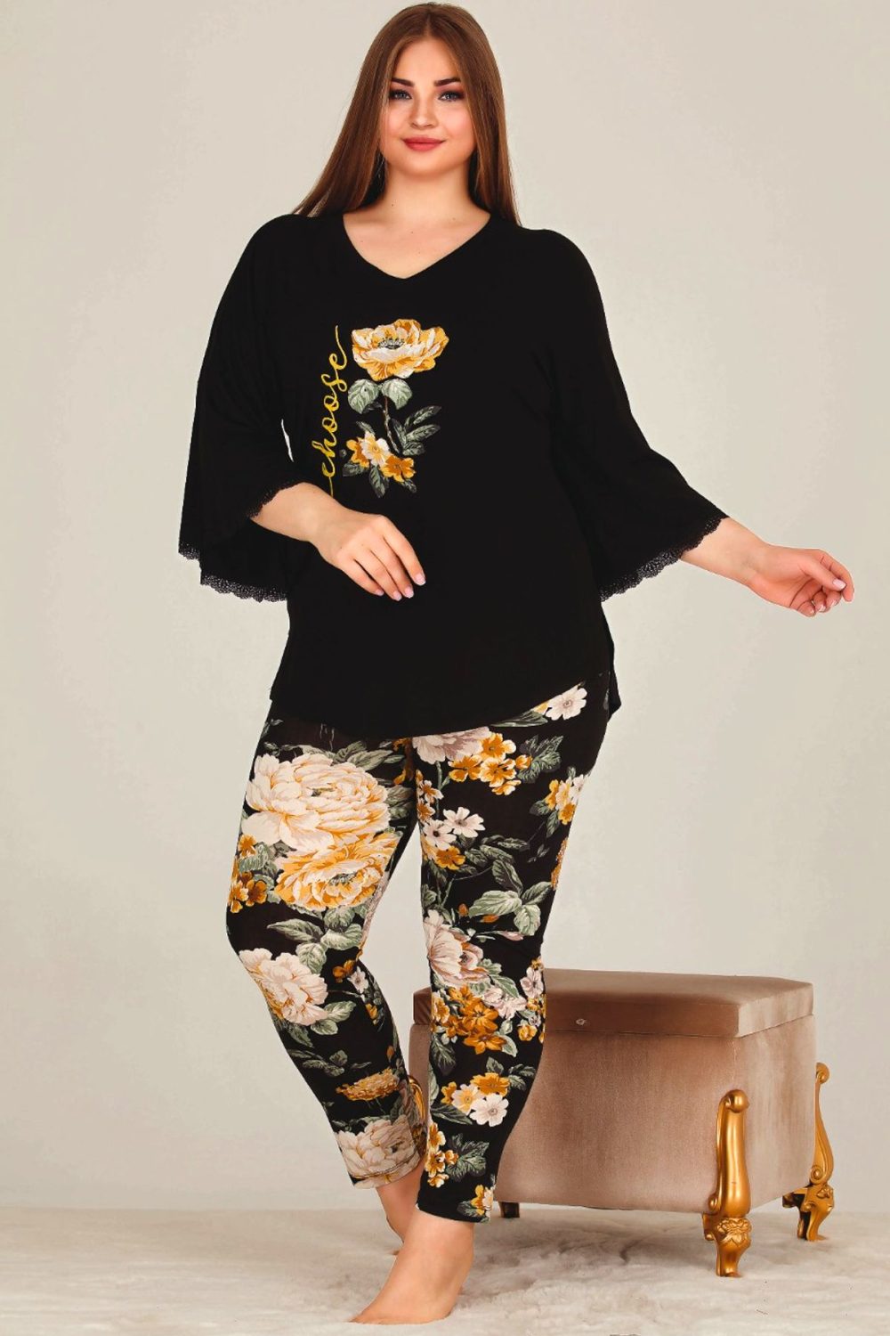 Gül Desenli Yumuşacık Kapri Pijama ve Düşük Kollu V Yaka Üst Viskon Kumaş Pijama Takımı 11335 - Görsel 3