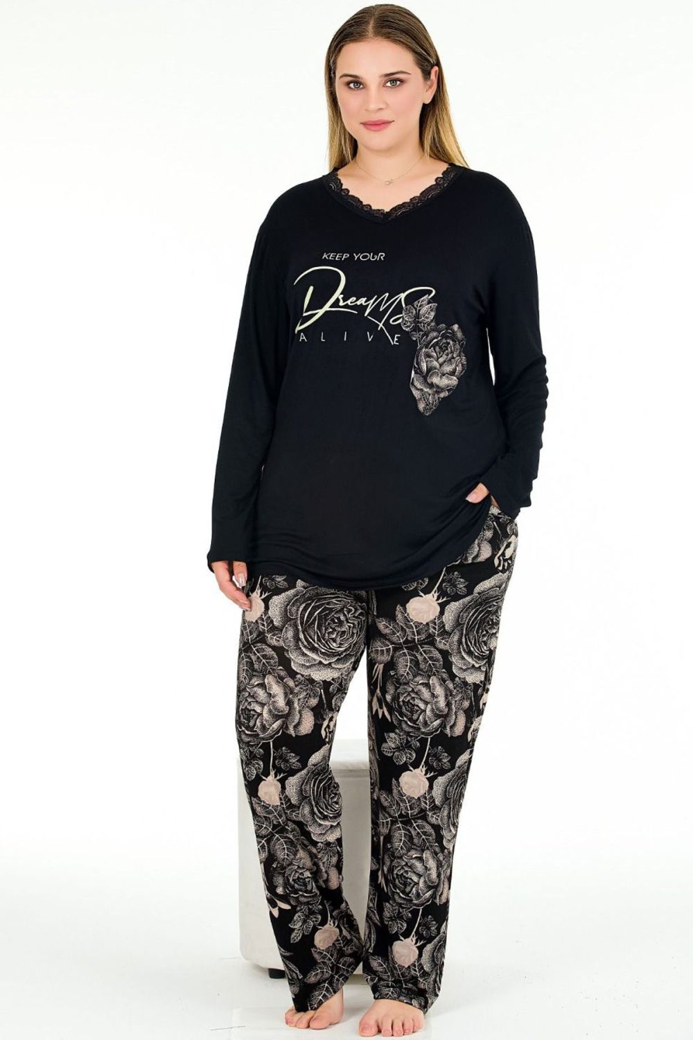 Çiçek Desenli Yumuşacık Pijama ve Dantelli V Yakalı Siyah Üst Viskon Kumaş Pijama Takımı 11381 - Görsel 2