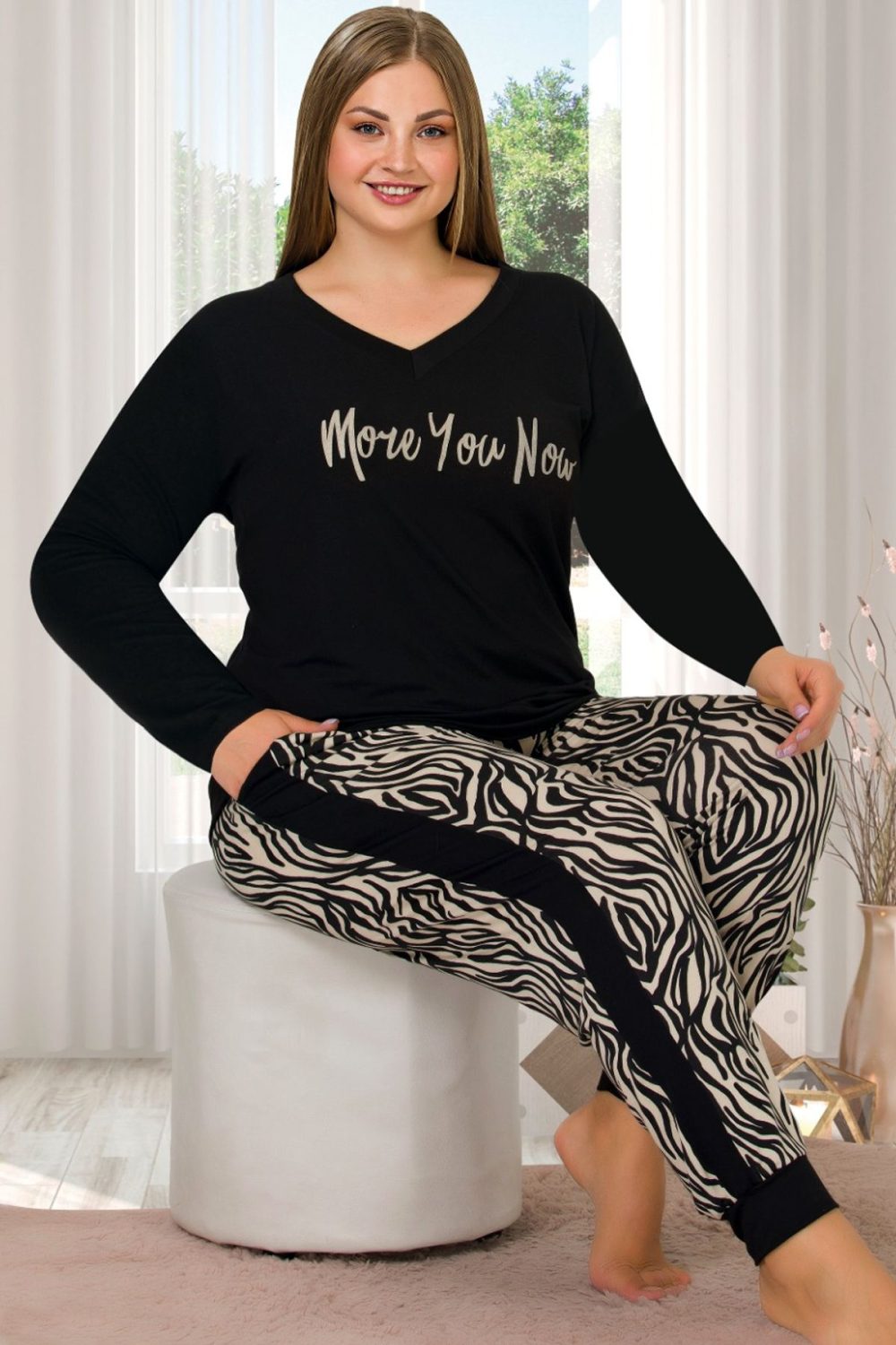 Zebra Desenli Alt Çizgili Yumuşacık Pijama Uzun Kollu V Yakalı Viskon Kumaş Pijama Takımı 11397 - Görsel 2