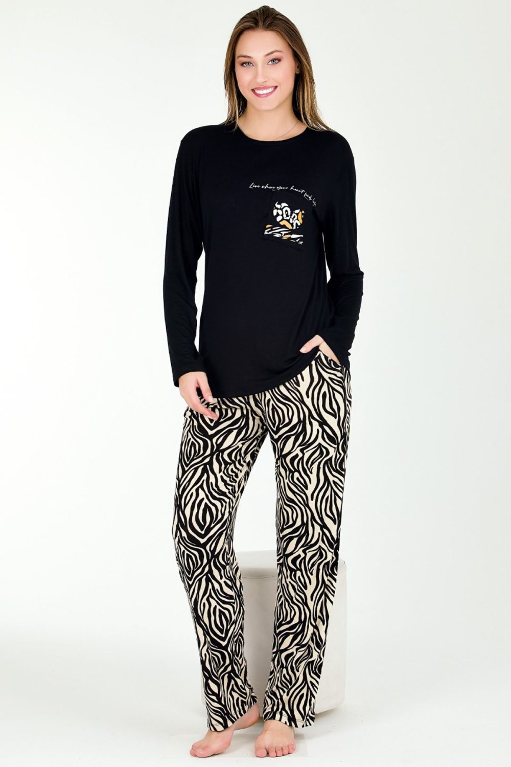 Yumuşacık Viskon Kumaş Zebra Desenli Bisiklet Yaka Uzun Kollu Pijama Takımı 11667 - Görsel 2
