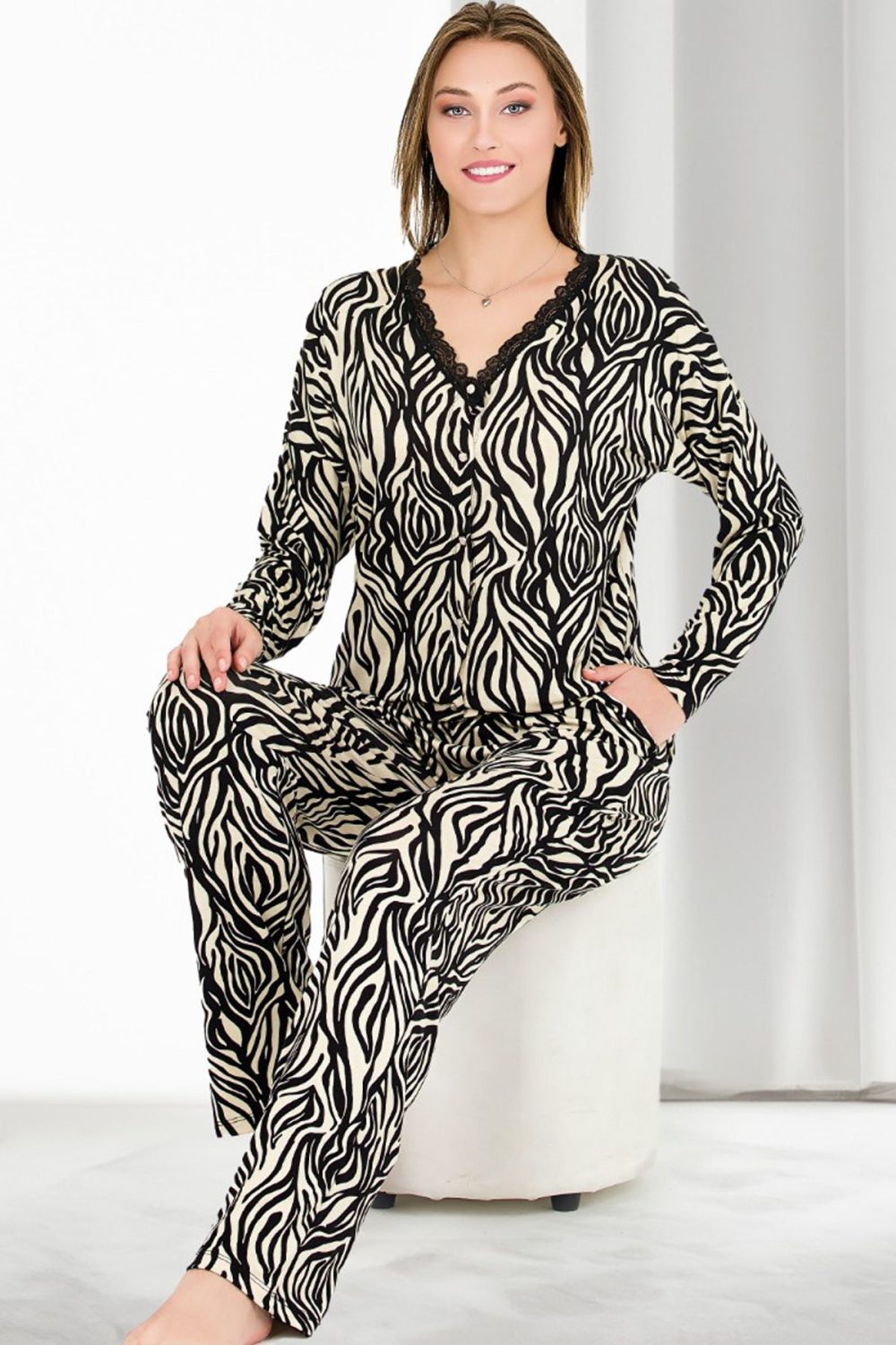 Yumuşacık Viskon Kumaş Zebra Desenli Düğmeli Uzun Kollu Pijama Takımı 11652