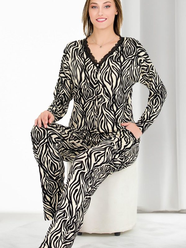 Yumuşacık Viskon Kumaş Zebra Desenli Düğmeli Uzun Kollu Pijama Takımı 11652