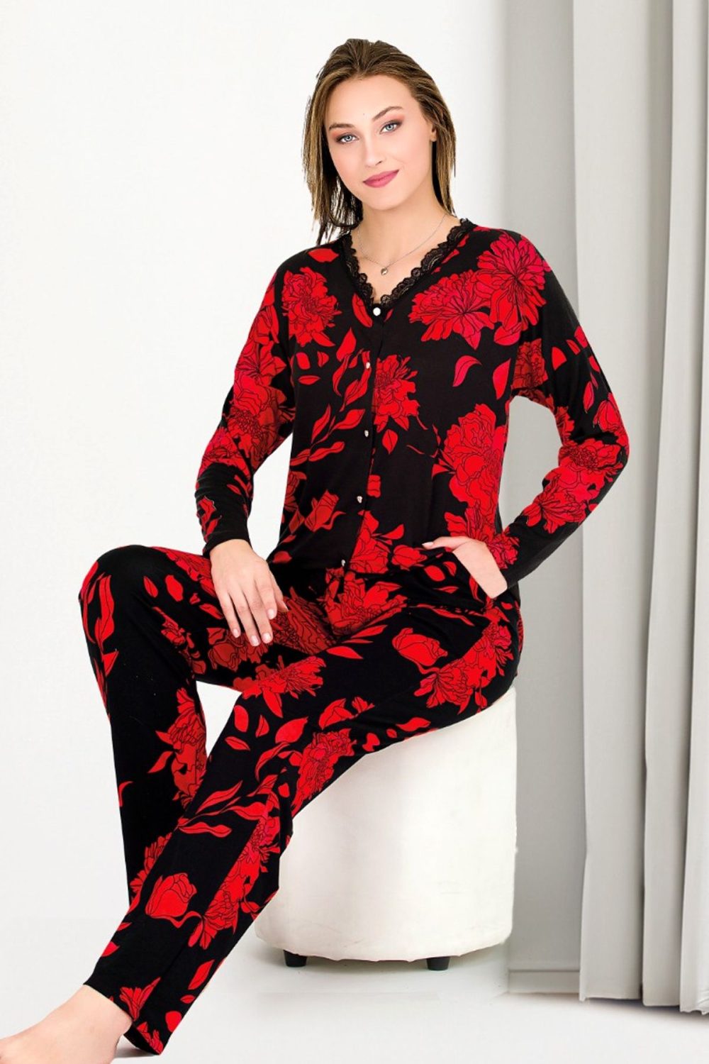 Yumuşacık Viskon Kumaş Kırmızı Gül Desenli Düğmeli Uzun Kollu Pijama Takımı 11654