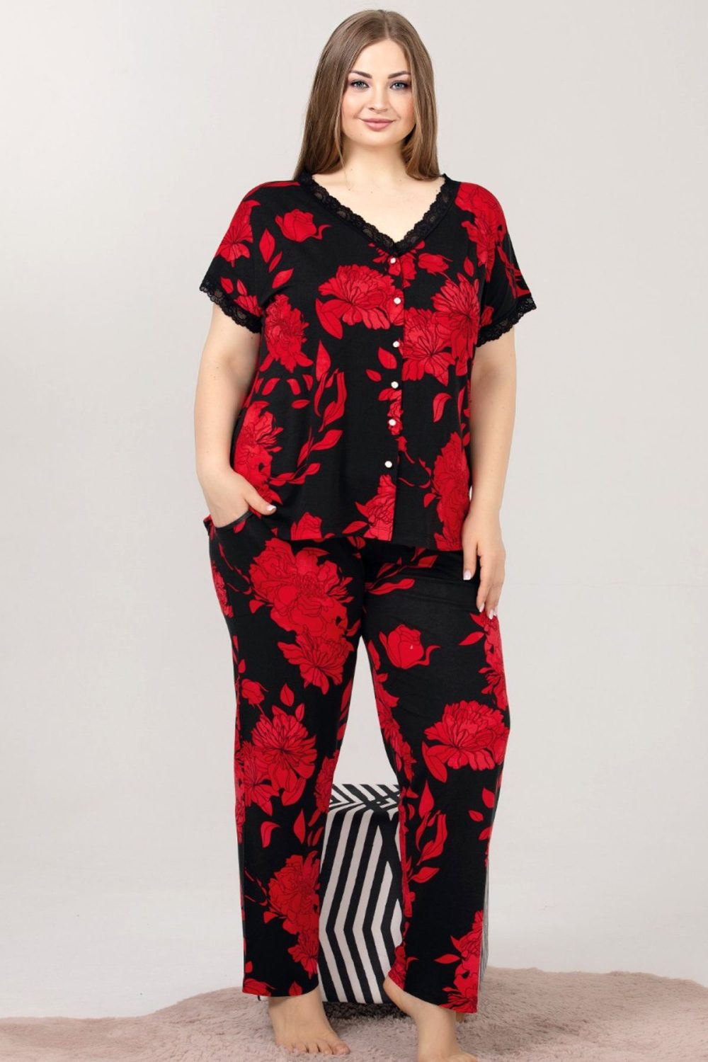 Çiçek desenli kırmızı kısa kol dantel yaka önden düğmeli viskon kumaş pijama takımı lady-10976