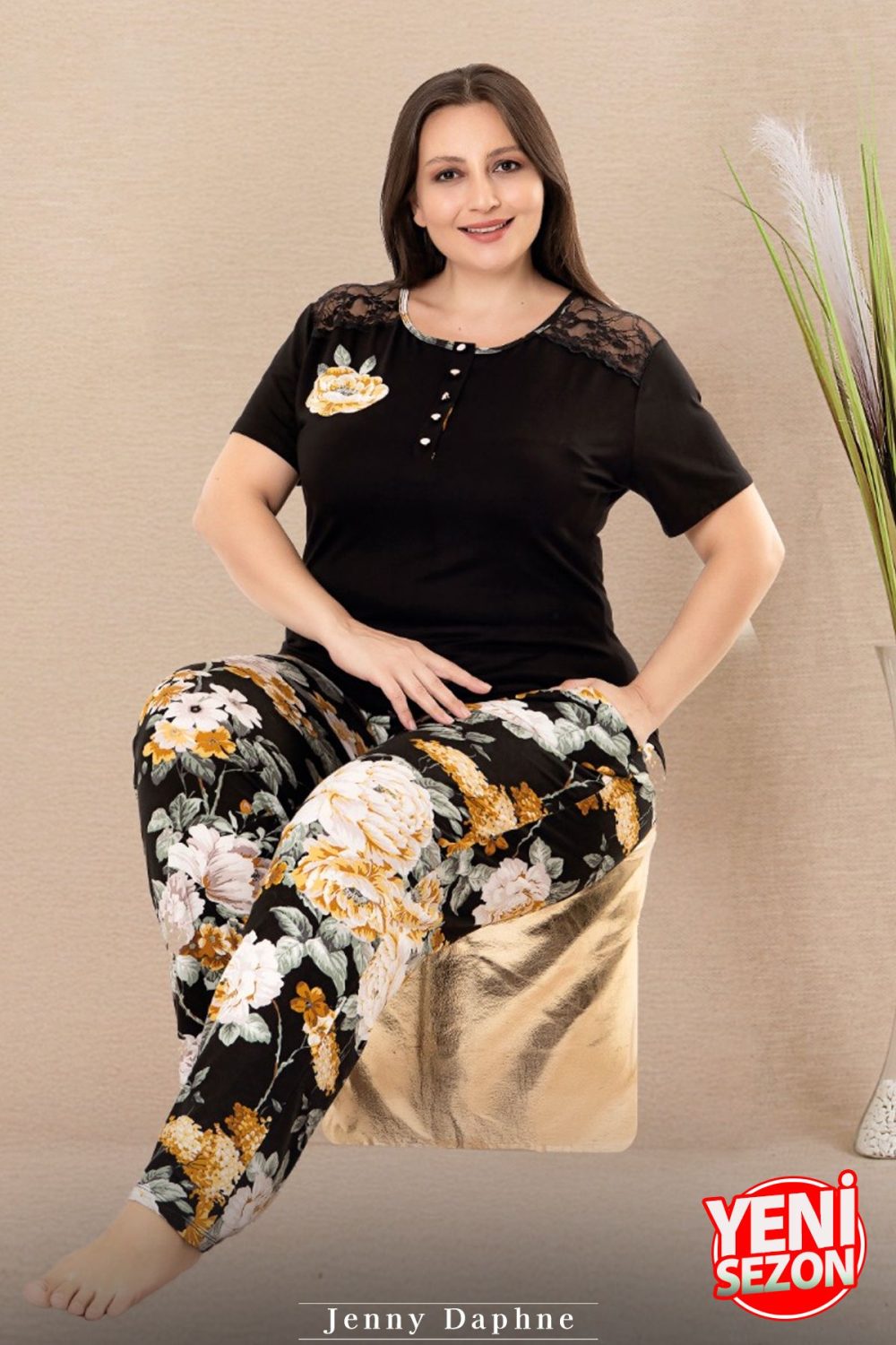 Büyük Beden Çiçek Desenli Kısa Kol Tüllü Detaylı Viskon Kumaş Kapri Pijama Takımı Lady-10972 - Görsel 5